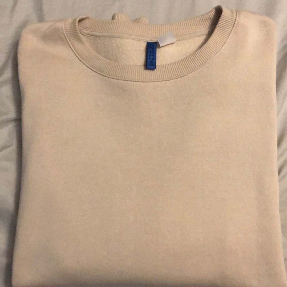 Long sleeve sweat shirt.